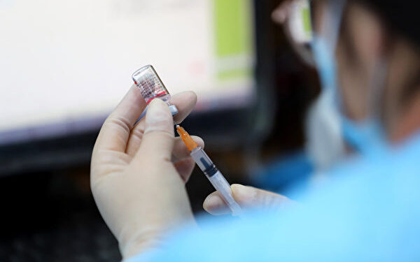 This photo taken on January 9, 2022 shows a medical worker preparing a dose of the Sinovac Covid-19 coronavirus vaccine in Rongcheng, in China's eastern Shandong province. (Photo by AFP) / China OUT