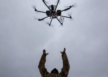 俄烏新戰況：烏無人機縱深打擊俄本土 歐盟年底前可援烏130萬枚炮彈 馬克龍稱應確保俄無法獲勝