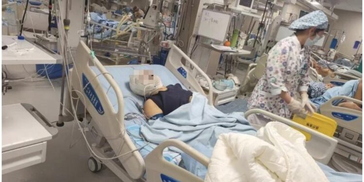 河南又爆滅門性質重大刑案! 網民一面倒譴責當地政府 楓橋經驗惹的禍?圖為河南鄢陵縣馬坊鎮趙先生家受傷的親屬在治療中(網絡圖片)