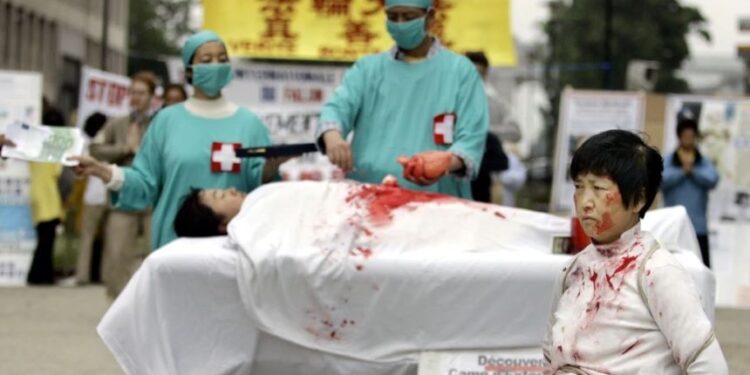 法輪功學員揭露強摘器官的犯罪行為。(圖片來源:美國之音)