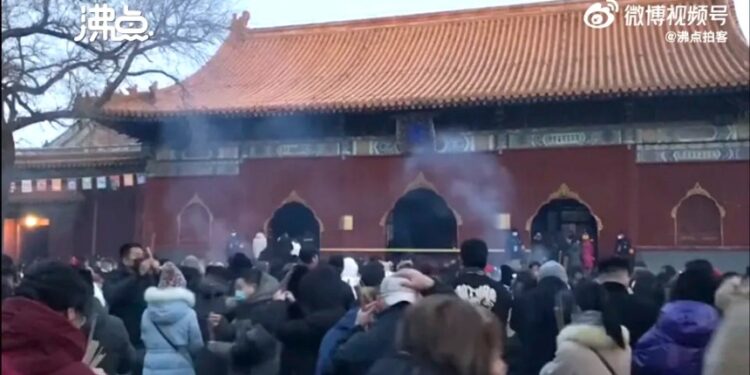 圖為2024年元旦的雍和宮前上香的年輕人。(圖片:微博圖片)
