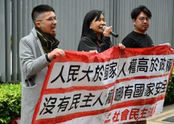 【香港要聞】罕見一幕 3人示威半百警員戒備; 黎智英案資深民主派人士被點名; 周庭憶獄中生活