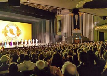 神韻倫敦演出再爆滿 華人觀眾：因遲到錯過2500年 信神人善念更多  美好傳統價值是返本歸真好方法