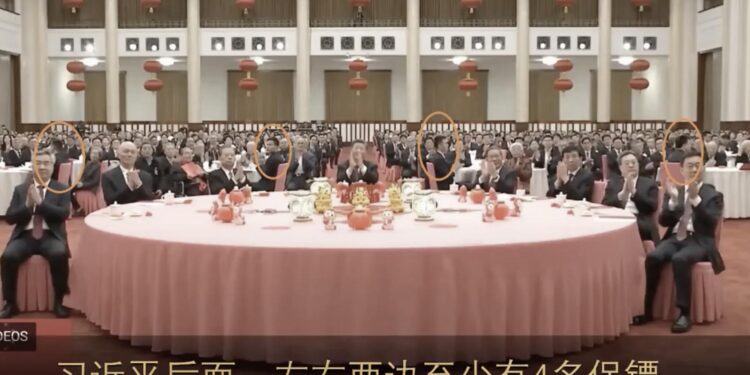 2月8日,習近平率眾常委召開團拜會,然而卻在每張桌子上都安排了一個統一著裝的保鑣,洩漏習近平內心的極度恐懼。(視頻截圖)