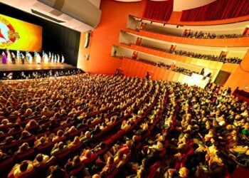 神韻傳遞高層真理 法國艾克斯一天兩場爆滿