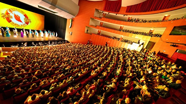 2024年3月5日,神韻新世紀藝術團在法國南部富庶城市普羅旺斯地區艾克斯(Aix-en-Provence) 的大劇院進行了兩場演出均爆滿。圖為晚上場演出結束時,全場觀眾長時間熱烈鼓掌致意,神韻藝術家三次謝幕。(章樂/大紀元)