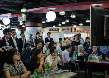 港府瘋了？人口「大換血」？一人讀書 全家移民香港！
