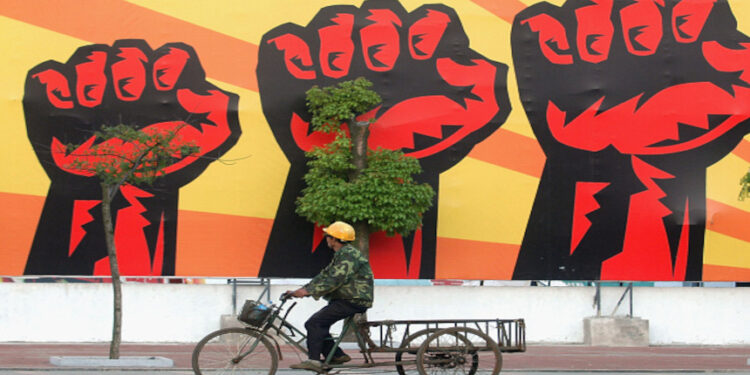 中共兩會前,德媒一語道破中國經濟困境的根源。(圖片來源:China Photos/Getty Images)