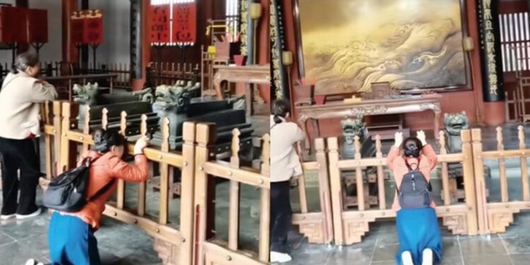3月10日,一名女子跪在包公廟嚎啕大哭。(圖片:視頻截圖合成)