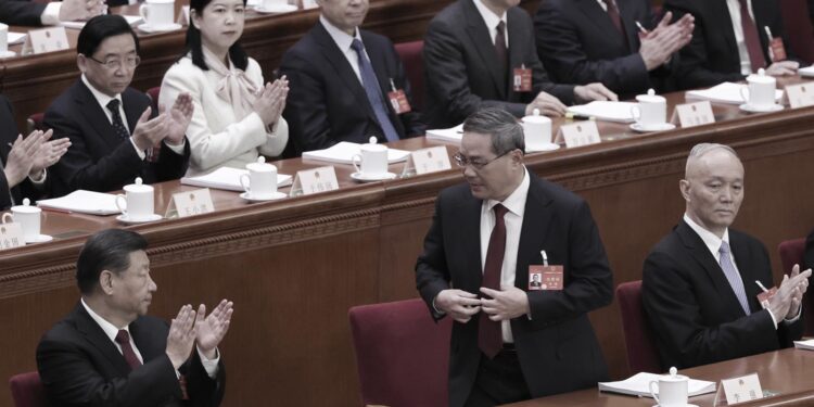 圖為2024年3月5日中共國務院總理李強(中)和習近平(左)、蔡奇(右)在中共十四屆全國人大二次會議上 (Photo by Lintao Zhang/Getty Images)