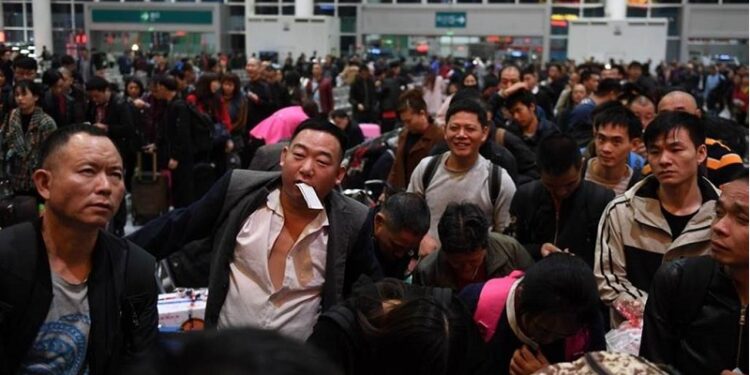 中國某地的農民工大潮。(圖片來源:網絡)