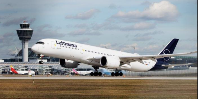 一架載有190名乘客的德國漢莎航空公司A330型號班機,周一因飛行途中“飛機內部出現煙霧”,機師請求允許緊急降落在愛琴海南部的希臘羅得斯島。(圖片來源:推特截圖)