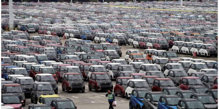 中國電動車產能過剩。圖為中國大城市郊區的電動汽車「墳場」(網絡圖片)