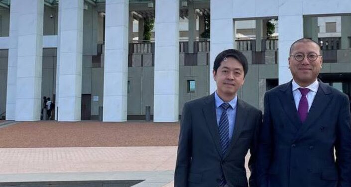 許智峯(左)24日在社交專頁上載一張與前法政匯思召集人任建峰在澳洲國會大廈外的合照。(許智峰臉書圖片)