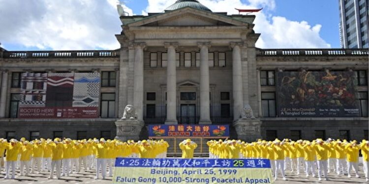2024年4月21日,逾百名法輪功學員在溫哥華市中心藝術館前集會,紀念1999年四‧二五和平上訪25周年。(宇生/大紀元)