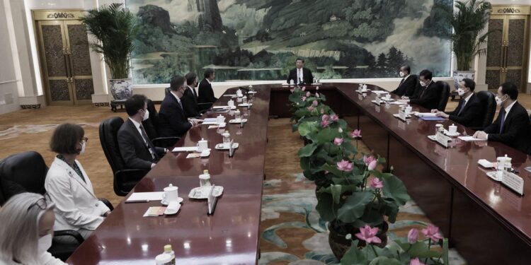布林肯訪中 雙方議題一次看。圖為2023年6月19日,中共黨魁習近平以上級接見下級的方式會晤了美國國務卿布林肯 (Photo by LEAH MILLIS/POOL/AFP via Getty Images)