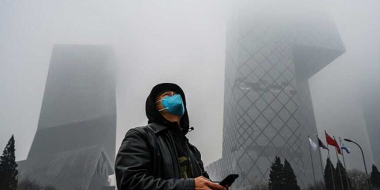 中國濃重的霧霾在去年重返北京，北京市民的 PM2.5 年平均濃度增加了 14%，空氣中的許多污染物顆粒超過PM10水平。 （圖片：Kevin Frayer/Getty Images)