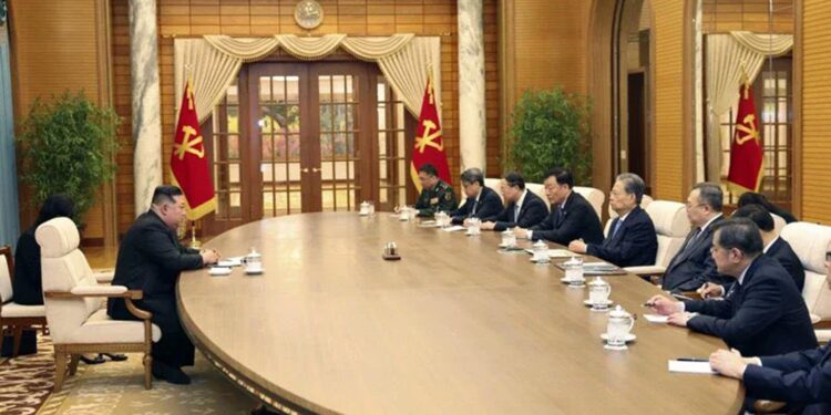 一張照片曝光中共處境 被小兄弟啪啪打臉。圖為朝鮮領袖金正恩在會見趙樂際一行（圖片翻拍自X）
