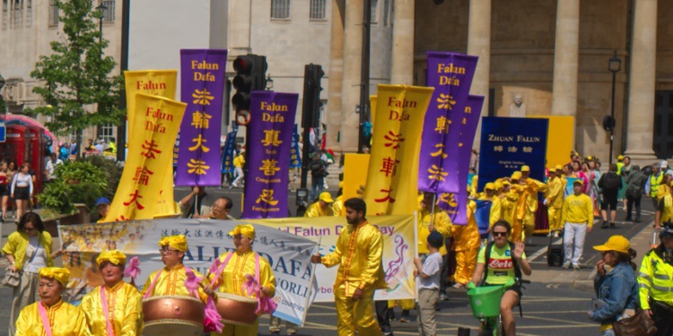 2024年5月11日中午,來自英國各地的法輪功學員,齊聚在倫敦中使館對面的在倫敦皇家建築師協會門前通過以遊行的形式開啟了慶祝即將來臨的第25屆世界法輪大法日的活動。(圖片來源:晏寧/英國)