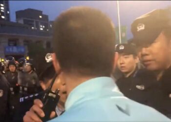 中國足球賽爆大規模衝突！廣州大連球員混戰 場外球迷逼警道歉