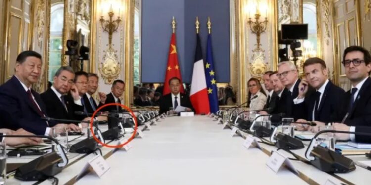 習近平與法國總統馬克宏 6日在巴黎愛麗舍宮舉行工作會議，習使用的杯子明顯與他人不同。（圖：達志影像）