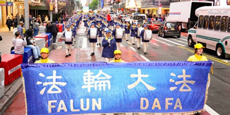 2024年5月10日,大紐約地區部分法輪功學員在曼哈頓舉辦盛大遊行,慶祝513世界法輪大法日暨法輪大法洪傳32週年。(圖:大紀元)