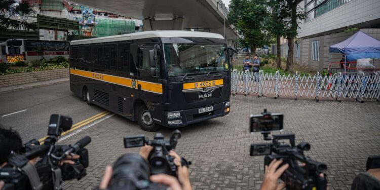 香港民主派47人初選案今早(30日)裁決。圖為囚車抵達裁判法院。(Getty images)