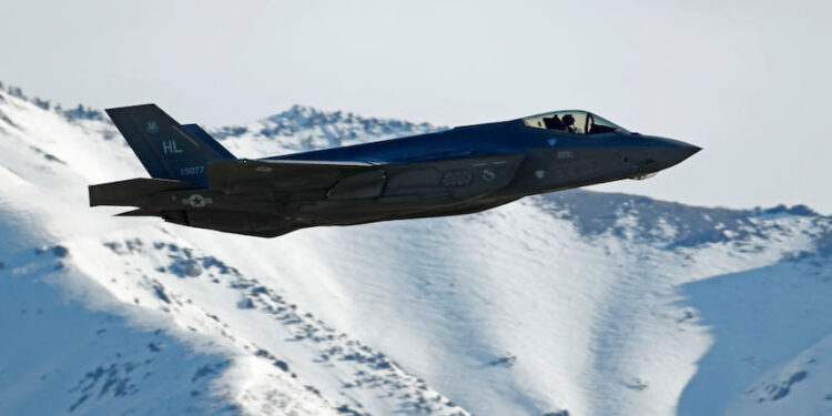 一架F-35戰鬥機於2017年3月15日在猶他州奧格登的希爾空軍基地起飛，執行訓練任務。(圖片： George Frey/Getty Images)