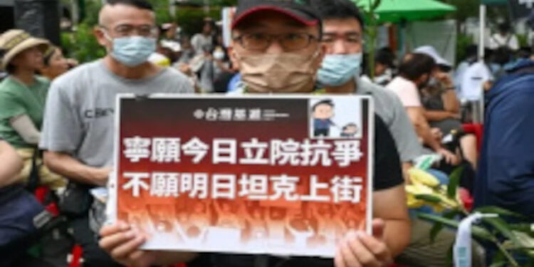28日台灣立法院成爲全球關注的焦點。當天將再審查國會改革法案,而在立法院四周,數十個公民團體組織的人群再次走上街頭,反對國會擴權。