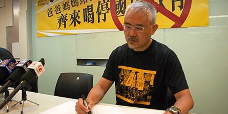 圖中為香港著名時事政治漫畫家尊子（圖片來源：維基百科）