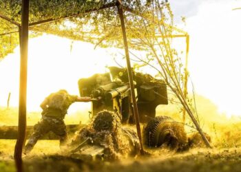 【俄烏戰爭】俄襲擊烏多地13人傷 俄佔區油庫遭襲起火 烏軍在萊曼方向取得優勢 俄軍佔領基斯利夫卡 普京開始新任期 刺殺澤連斯基未遂 歐盟對俄第14輪制裁將出爐