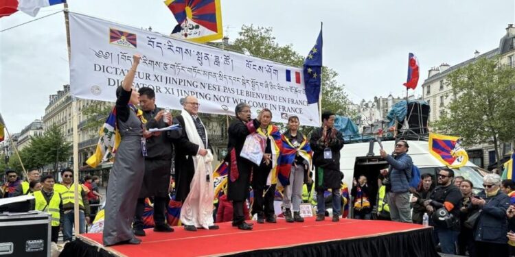 歐洲西藏人社群在巴黎共和國廣場上舉行了聲勢浩大的抗議活動。藏人在抗議活動上也宣讀了他們給馬克龍總統的信,要求他當面向習近平提出他們的困境。(圖片來源:中央社)