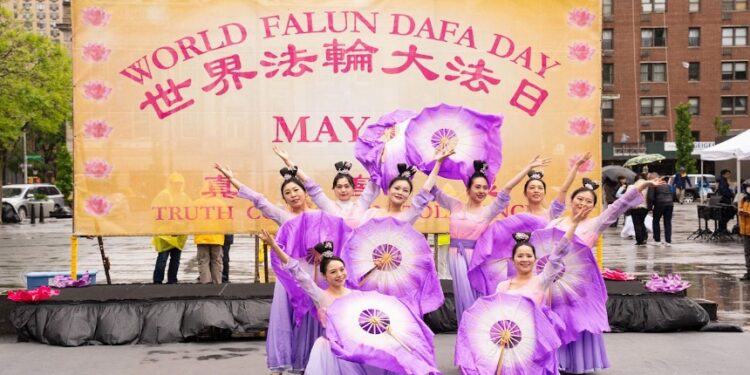 二零二四年五月十二日,紐約學員在曼哈頓聯合廣場慶祝第二十五屆世界法輪大法日暨大法弘傳世間三十二週年。圖為歌舞表演。(圖:明慧網)