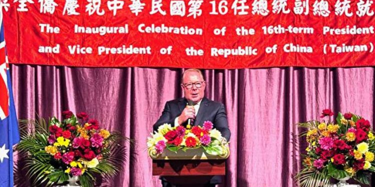 2024年5月20日,慶祝中華民國第16任總統、副總統就職晚宴在悉尼舉行。圖為新州律政廳副廳長麥德莫特(Hugh McDermott)代表州長柯民思(Chris Minns)在晚宴上致辭 。(夏楚君/大紀元)