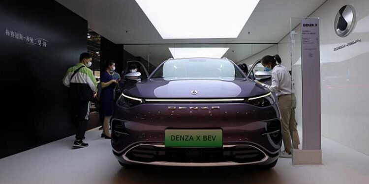 歐盟抱怨中國向其市場傾銷廉價電動車，並考慮採取報復性關稅。 （圖片：Lintao Zhang/Getty Images)