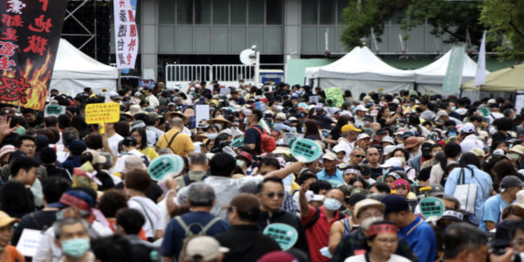臺灣立法院會28日續審國會職權修法相關法案( (Photo by I-HWA CHENG/AFP via Getty Images))