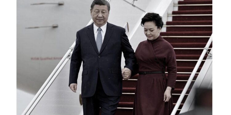 習近平訪法步履蹣跚 網傳是中風后遺症。圖為習近平（左）扶著彭麗媛的手走下舷梯（網絡視頻截圖）