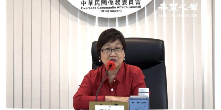 圖為5月22日,在台灣僑務委員會與海外記者座談會上,僑務委員會委員長徐佳青在回答希望之聲記者提問(圖片:希望之聲/SOH)