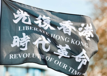 【香港要聞】報復英國？港府撤銷6流亡人士護照；辭任英法官曝「最後一根稻草」；逾60海外港人組織聲明不忘初衷