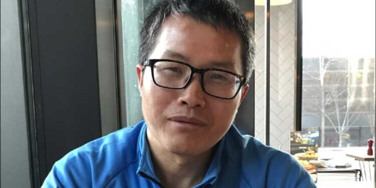 流亡美國的中國異議作家鄧聿文與十六歲愛女,近期在社群媒體遭受中國水軍嚴重網路霸凌。(取自網路)