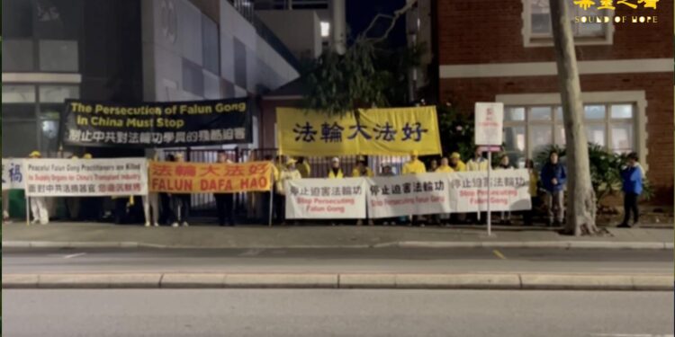 又被騙！ 中領館僱用歡迎團不給錢 歡迎人群坐上抗議者的車（圖片：希望之聲）