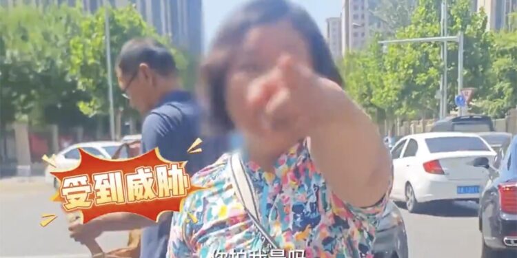 「懂什麼叫使館車嗎?」 外交豁免女車堵小區門口狂叫囂遭網民人肉(網絡視頻截圖)
