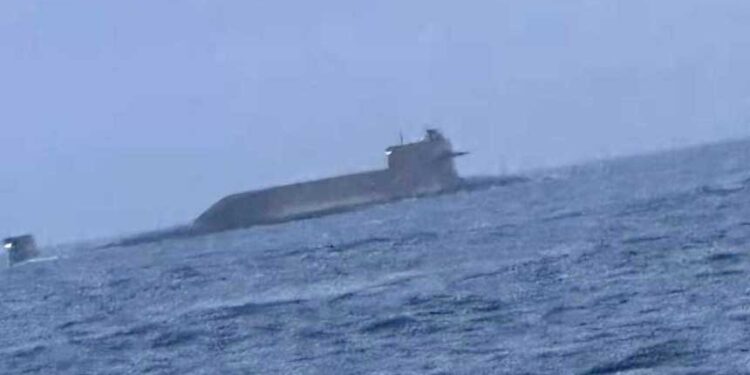 中共萬噸核潛艦突現身台海？(圖/張競臉書)