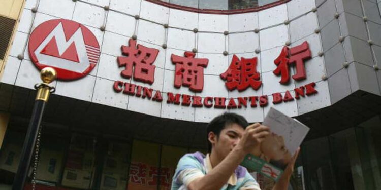 近日，招商銀行員工月薪僅2000元，引發熱議。 （圖片：China Photos/Getty Images)