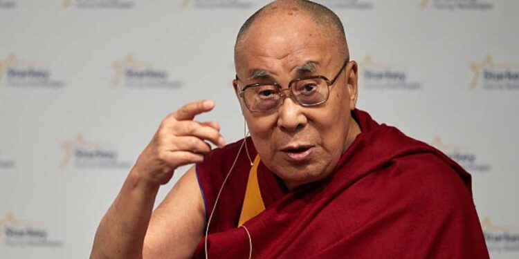 達賴喇嘛表示,他將在90歲生日前後澄清有關他的繼任者的問題,而中共堅持要負責挑選其轉世靈童。 (圖片:Adam Bettcher/Getty Images for Starkey Hearing Technologies)