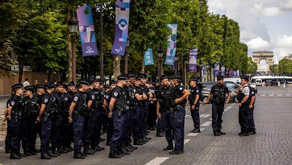 巴黎奧運開幕前,警方站在香榭麗舍大道。 (圖片來源:Maja Hitij/Getty Images)