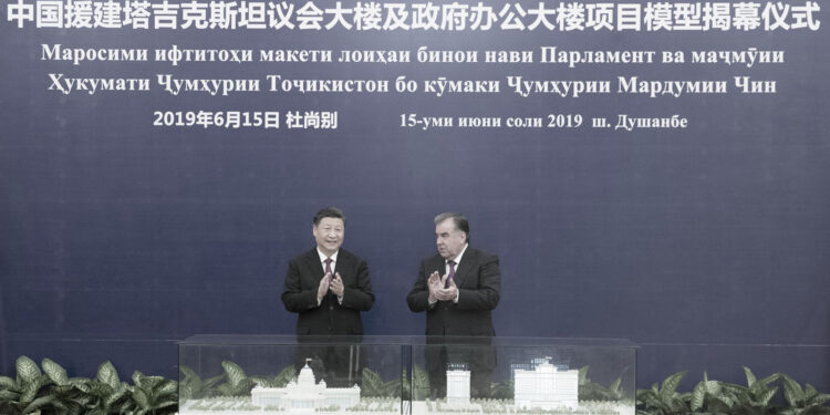 習近平訪問塔吉克斯坦 出席中方無償援助議會大樓落成儀式。圖為2019年6月15日,習近平和塔吉克斯坦總統埃莫馬利·拉赫蒙在杜尚別舉行會談後,出席了中方援建的議會大樓和政府辦公大樓建設模型揭幕儀式。(Photo by Wang Ye/Xinhua via Getty) (Xinhua/ via Getty Images)