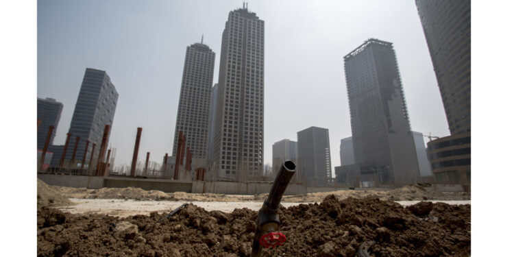 房價暴跌令民眾崩潰 專家指鄰近崩盤(Photo by Zhang Peng/LightRocket via Getty Images)