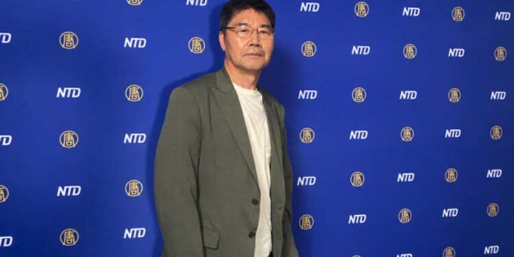 2022年底來到美國的前中共正廳級官員周先生,於2024年7月在洛杉磯接受大紀元採訪,揭露中共官場黑幕。(陳德怡/大紀元)