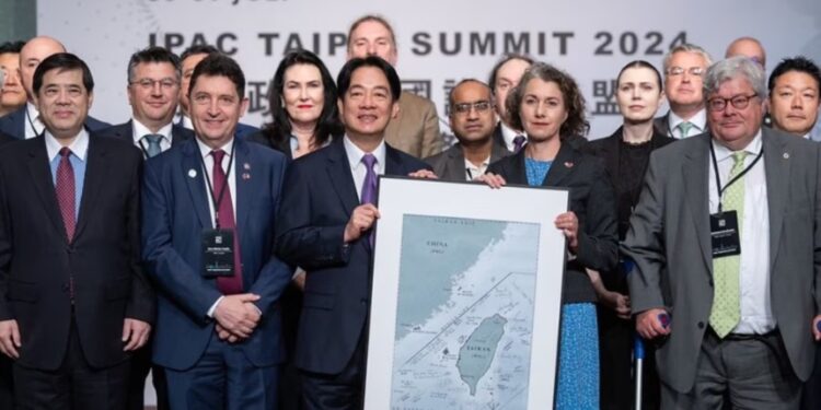 2024年7月30日,對中政策跨國議會聯盟(IPAC)年度峰會在台北舉行,台灣總統賴清德受邀發表演講。(圖:台灣總統府)